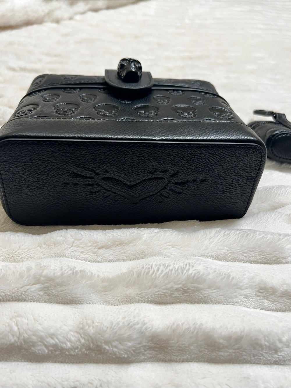 Betsey Johnson Skull Crossbody Bag with Removable Strap & mini coin pouch - Picture 7 of 12